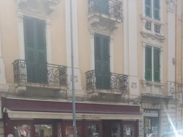 SCOOTER SULLA PISTA CICLABILE IN CORSO CAVOUR, POI LA CADUTA. CENTAURO SOCCORSO DAI PASSANTI