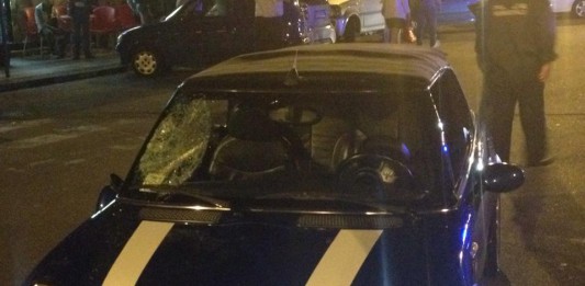 INVESTONO TRE PEDONI E FUGGONO A PIEDI: INCIDENTE IN VIA GARIBALDI