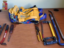 RAZZIA DI DISTRIBUTORI AUTOMATICI AL PAPARDO, GUARDIA GIURATA BLOCCA 25ENNE