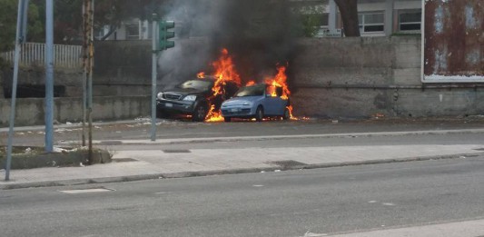 ANCORA DUE AUTO IN FIAMME, IL ROGO IN VIALE GAZZI VICINO ALL’INGRESSO DEL POLICLINICO