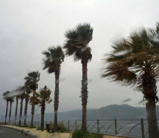 Maltempo, lo scirocco percuote lo Stretto. Raffiche oltre i 70 km/h