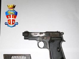 CARABINIERI INDAGANO SU UN FURTO E SI IMBATTONO IN UNA MISTERIOSA DONNA CON LA PISTOLA