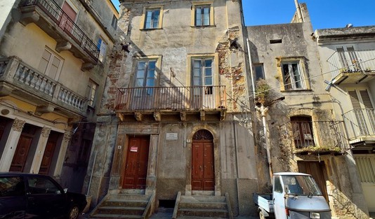 SAN PIER NICETO, CHI SALVERA’ IL PALAZZO DEL DOTT. BRUNO? PIANO DI RIQUALIFICAZIONE E PETIZIONE ONLINE SI SCONTRANO