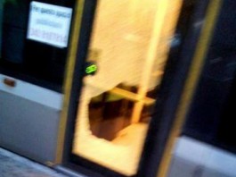 VANDALI IN AZIONE CONTRO IL TRAM: IL COMUNE CONDANNA IL GESTO