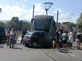 INCIDENTE SULLE ROTAIE: AUTO TAGLIA STRADA AL TRAM