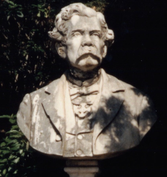 Busto dedicato a Leone Savoja