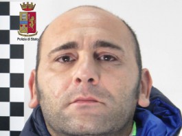Ubriaco terrorizza clienti di un bar del centro, resiste all’arresto e spacca una vetrina