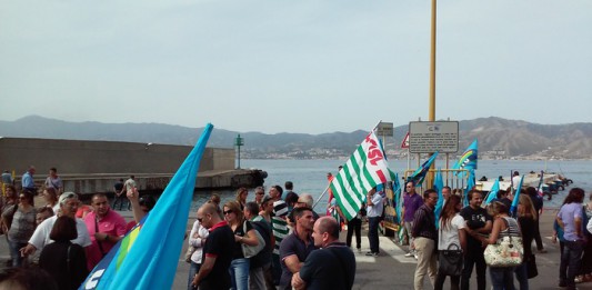 STOP TRAGHETTI NELLO STRETTO: PROTESTANO I PRECARI A VILLA