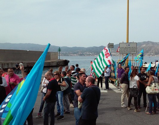 STOP TRAGHETTI NELLO STRETTO: PROTESTANO I PRECARI A VILLA
