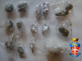 IN TRE SU UN CICLOMOTORE SI LIBERANO DELLA DROGA E SFUGGONO AI CARABINIERI. DUE SONO MINORI, CONDUCENTE SENZA PATENTE