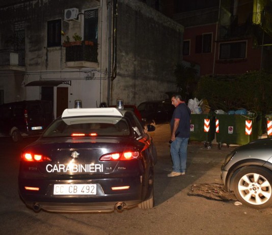 Donna accoltellata, ex convivente 48enne arrestato per tentato omicidio: colpita al gluteo e all’addome