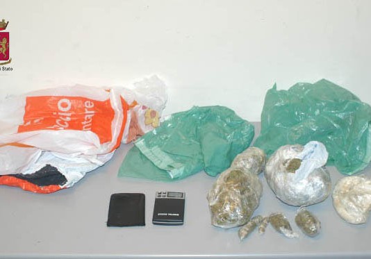 Nasconde oltre 800 grammi di marijuana nel ciclomotore, 21enne in manette per spaccio