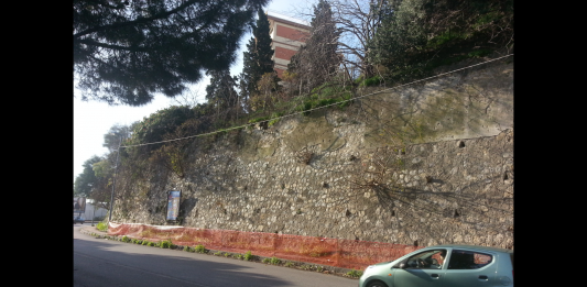ANCHE LA PANORAMICA HA IL SUO MURO DEL PIANTO, QUARTIERE: “DA QUASI UN ANNO COLANO LIQUAMI, COMUNE IMMOBILE”