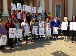 “FATEMI NASCERE QUI”: LE FUTURE MAMME PROTESTANO DAVANTI AL PIEMONTE