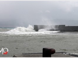 Allerta meteo “rossa” per il 1 Novembre: cimiteri chiusi dalle 14, previste mareggiate nella zona sud