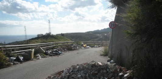 Via Portone Militare, rifiuti di ogni tipo pronti a scendere a valle (Fotogallery)