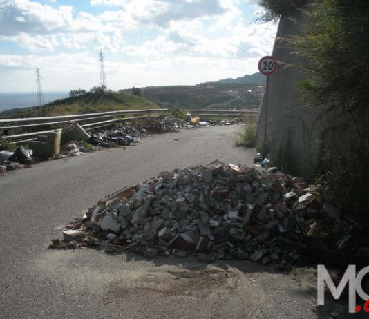 Via Portone Militare, rifiuti di ogni tipo pronti a scendere a valle (Fotogallery)