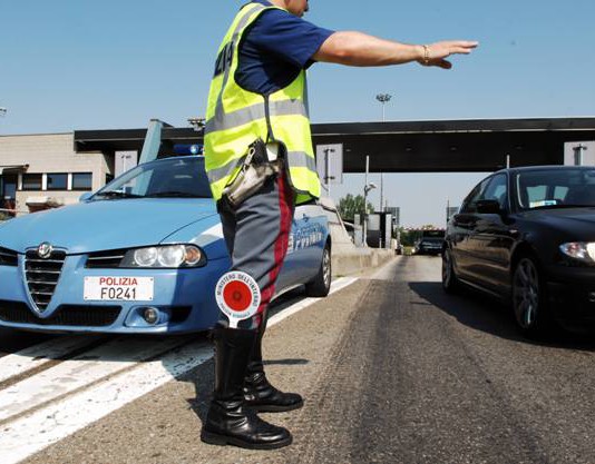 Inseguimento in autostrada, ruba auto ma rilevatore satellitare lo tradisce: bloccato al casello
