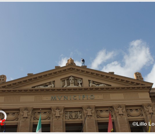 Paura a palazzo Zanca, lavoratore di Casa Serena sul tetto: minaccia di buttarsi