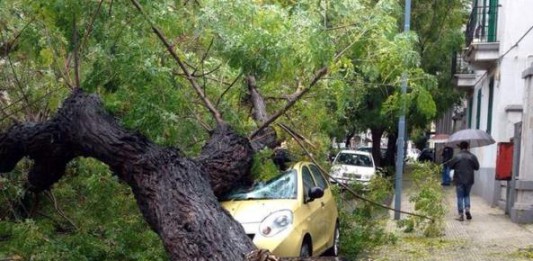 Maltempo, città nel caos: treni sospesi, strade allagate, quartieri senza luce e acqua. Fermi il tram e gli aliscafi