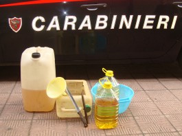 Rubano carburante dalle auto in sosta, nella vettura di uno dei tre un coltello di 35 centimetri. In manette