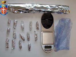 Ragazzo sorpreso a guidare senza patente, addosso ha 14 involucri contenenti marijuana
