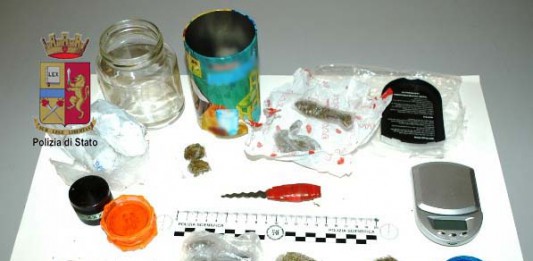 Droga in cucina e in camera da letto, denunciato diciannovenne