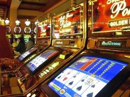 Raid nelle sale giochi e nei bar cittadini: sequestrati 4 videopoker, 19 slot machine e 12 biliardi