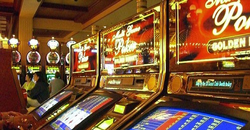 Raid nelle sale giochi e nei bar cittadini: sequestrati 4 videopoker, 19 slot machine e 12 biliardi