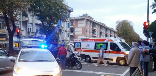 Incidente stradale in pieno centro, in via Garibaldi ragazzo in scooter cade finendo sull’asfalto