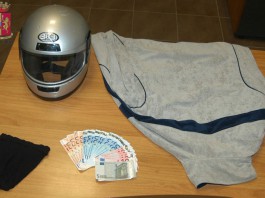 Armati rapinano supermercato ma eroico cittadino sottrae mezzo per la fuga e propizia arresto di uno dei due