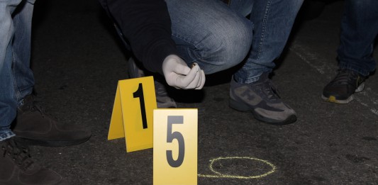 Spari contro un’enoteca vicino al Celeste, due feriti. E mentre la polizia è al lavoro rapinati una farmacia e un supermercato – FOTOGALLERY