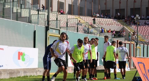 Calcio Lega Pro, Acr Messina: continua la preparazione della squadra, mentre suonano le sirene di mercato. Prezzi ridotti per Savoia e Barletta