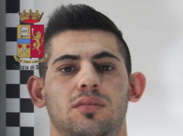 Scippa una donna a passeggio col nipote di 4 anni, a un’altra sottrae la borsa dall’auto. Arrestato