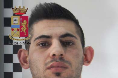 Scippa una donna a passeggio col nipote di 4 anni, a un’altra sottrae la borsa dall’auto. Arrestato