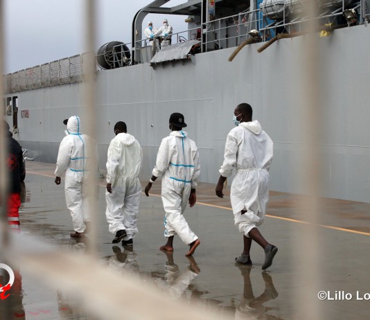 Nuovo sbarco di migranti: in porto 340 tra cui 8 minori