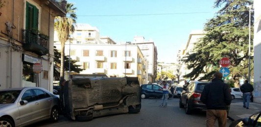 Spettacolare carambola, poi la corsa finisce su un’altra auto. Nessun ferito grave