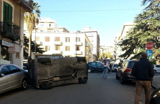 Spettacolare carambola, poi la corsa finisce su un’altra auto. Nessun ferito grave