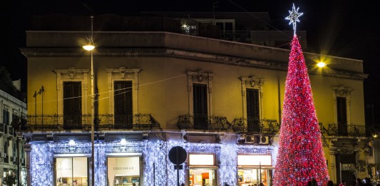 La musica classica inaugura la stagione dei saldi in piazza Cairoli, offrono i commercianti