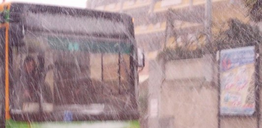 Viabilità sotto la neve: pochi fiocchi, tanti disagi. Prudenza in autostrada e in città