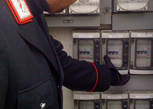 Ruba energia elettrica: arrestato