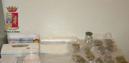 Addosso e in casa nasconde 750 grammi di marijuana, arrestato pusher 26enne