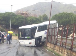 Pullman fuori strada all’uscita di Messina Centro, illeso l’unico occupante del mezzo