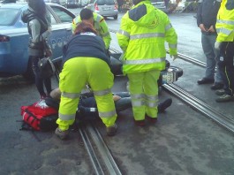 Coppia in scooter inciampa sui binari del tram e finisce sull’asfalto, i testimoni: “Tre incidenti in poche ore”