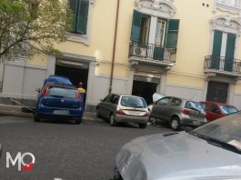 Parcheggia in uno stallo “occupato” da un secchio di plastica e viene preso a colpi di chiave inglese