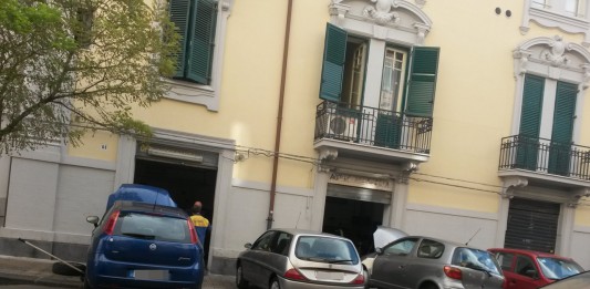 Parcheggia in uno stallo “occupato” da un secchio di plastica e viene preso a colpi di chiave inglese