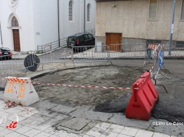 Si apre voragine in via Sant’Agostino. Residenti protestano, Comune indaga