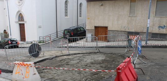 Si apre voragine in via Sant’Agostino. Residenti protestano, Comune indaga