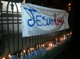 Strage di Charlie Hebdo, al Duomo di Messina la manifestazione spontanea “Je suis humain”, ma è scarsa la partecipazione
