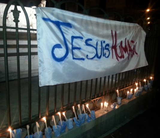 Strage di Charlie Hebdo, al Duomo di Messina la manifestazione spontanea “Je suis humain”, ma è scarsa la partecipazione